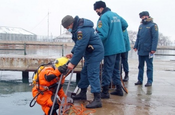 Новости » Общество: Водолазы МЧС России  в Керчи прошли квалификационные испытания