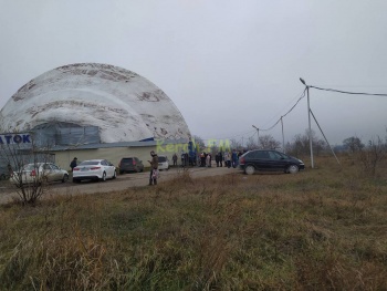 Новости » Общество: Не все желающие могут попасть на каток в Керчи