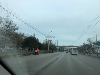 Новости » Общество: В Керчи чистят обочины от грязи