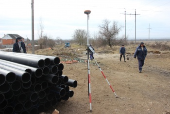 Новости » Общество: Строительство водопровода стартовало в поселке Героевское