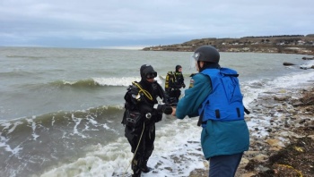 Новости » Общество: В Опасном пиротехники достали из моря 10 бомб