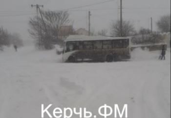 Новости » Общество: Керчане с водителем утром «откапывали» автобус в Мичурино (видео)