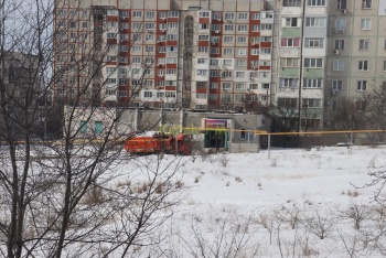 Новости » Общество: Мусоровоз провалился в яму после водоканала в Керчи на Индустриальном шоссе