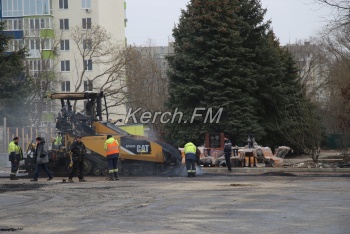 Новости » Общество: У Дворца Пионеров в Керчи кладут асфальт