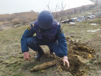 Новости » Криминал и ЧП: В Керчи на ул. Маяка нашли авиабомбы