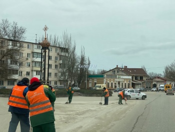 Новости » Общество: В Керчи коммунальщики убирают обочины дорог