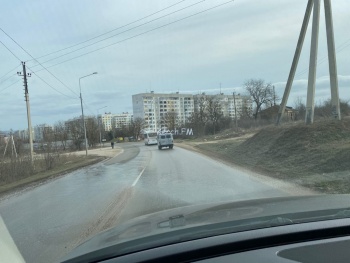 Новости » Общество: В Керчи на шоссе Героев Сталинграда произошел порыв водовода