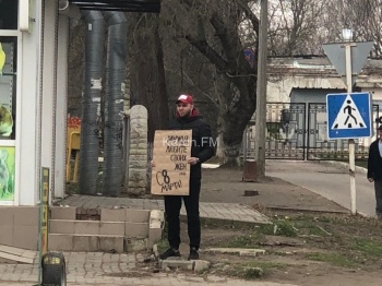 Новости » Общество: Вышел с плакатом: керчанин призывает мужчин любить своих женщин (видео)