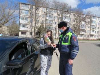 Новости » Общество: Сотрудники ГИБДД в Керчи поздравили автоледи с праздником