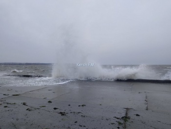 Новости » Общество: В Керчи море вышло из берегов и затопило набережную