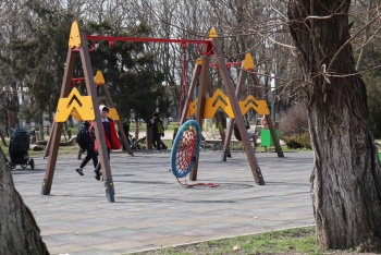 Новости » Общество: В Комсомольском парке Керчи сгнили крепления у детской качели