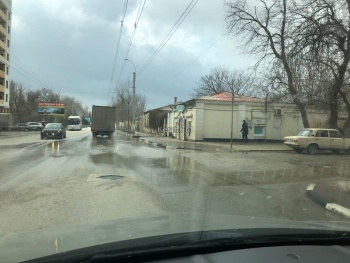 Новости » Общество: По улице Свердлова ручьем течет чистая вода