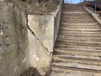 Новости » Общество: Оставшиеся спуски к морю в Аршинцево продолжают разрушаться