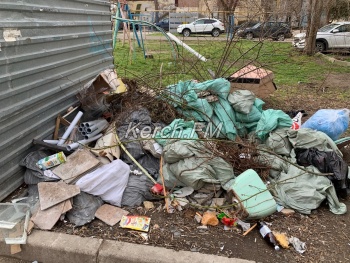 Новости » Коммуналка: Когда начнут штрафовать: керчане любуются на свалку мусора, которую устроили соседи