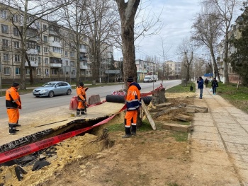 Новости » Общество: Завезли трубы: на Горького продолжаются работы по замене канализационного коллектора