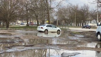 Новости » Общество: В Керчи на Генерала Петрова образовалось огромное озеро