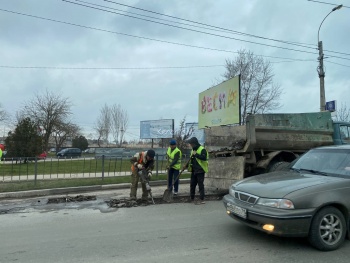 Новости » Общество: Движение затруднено: на Адмиралтейском проезде дорожники возобновили работы