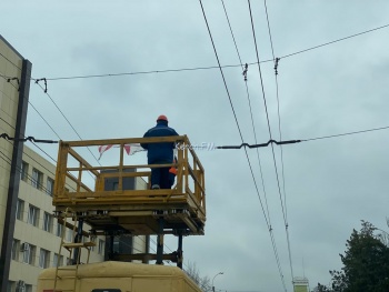 Новости » Общество: Над дорогой в Керчи вешают флажки