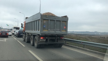 Новости » Общество: В Керчи на грузовиках забывают накрывать сыпучий груз