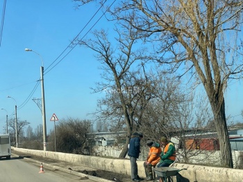 Новости » Общество: В Керчи убирают тротуар на Горьковском мосту