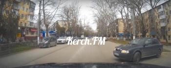 Новости » Криминал и ЧП: В Керчи чуть не произошла авария из-за невнимательности водителя