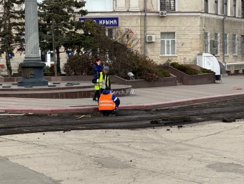 Новости » Общество: Напротив центральной почты в Керчи сняли асфальт