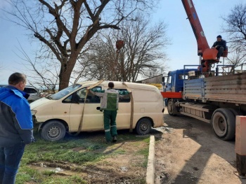 Новости » Общество: Брошенные автомобили убрали с керченских улиц