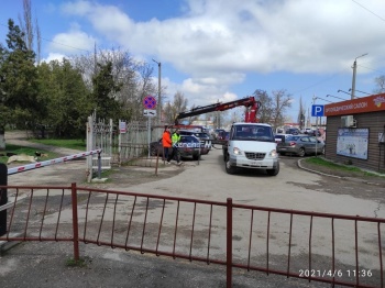 Новости » Общество: Будьте внимательны: около больницы №1 эвакуируют машины