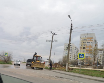 Новости » Общество: Проезжая часть на Нижнем Солнечном залита водой: здесь мыли трактор