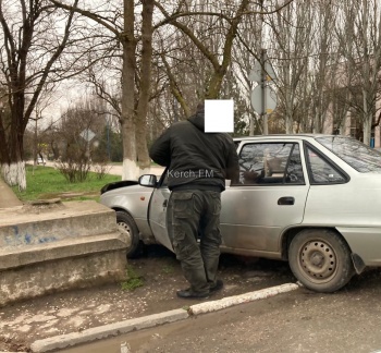 Новости » Общество: Днем в Аршинцево «Дэо» врезалась в бетонную конструкцию