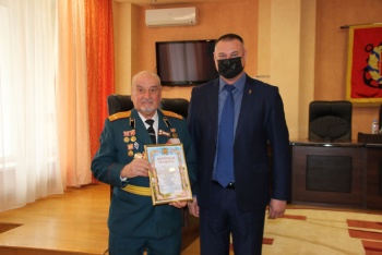 Новости » Общество: В администрации Керчи чествовали активистов ветеранского движения