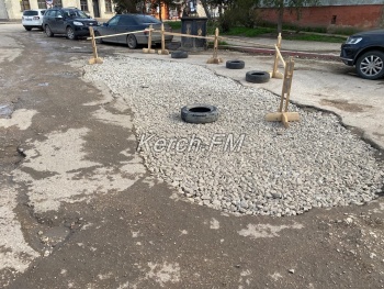 Новости » Общество: Яму на Пролетарской засыпали щебнем и оградили