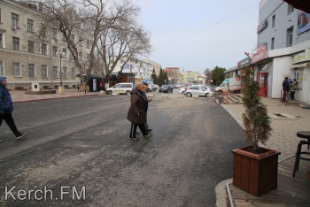 Новости » Общество: В центре Керчи заасфальтировали участок у главпочтамта