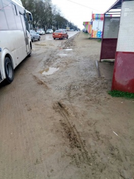 Новости » Общество: К остановке на Семи Ветрах керчане пробираются через грязь