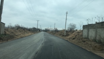 Новости » Общество: На Аршинцевской косе уложили две полосы асфальта