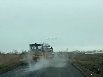 Новости » Общество: В Керчи продолжают асфальтировать дорогу на Горпляж и на Аршинцевскую косу