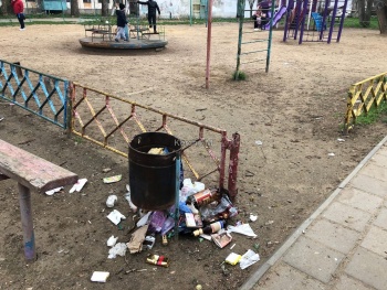 Новости » Общество: Керчане снова жалуются на мусор у детской площадки в Керчи