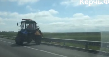Новости » Общество: На «Тавриде» косят траву на обочинах