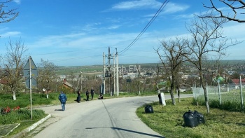 Новости » Общество: В Керчи осужденные убирали дорогу на гору Митридат