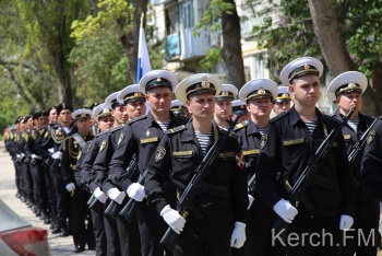 Новости » Общество: В Керчи стартовала акция «Парад у дома ветерана»