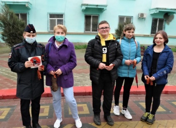 Новости » Общество: В Керчи сотрудники полиции присоединились к акции «Георгиевская ленточка»