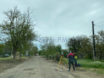 Новости » Общество: На Колхозной в Керчи сняли старый асфальт