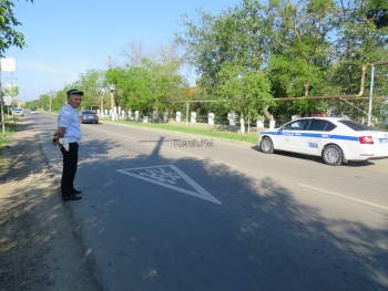 Новости » Общество: Сотрудники ГИБДД на время последних звонков дежурили у всех школ Керчи