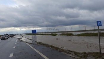 Новости » Общество: Ливень затопил участок «Тавриды», керченским водителям пришлось «плыть» по трассе (видео)