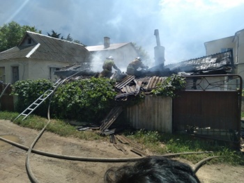 Новости » Общество: В Ленино спасли женщину из горящей бытовки