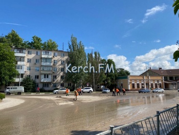 Новости » Общество: В Керчи начали убирать центральные дороги