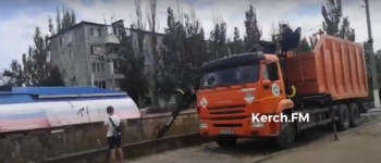 Новости » Общество: В Керчи начали чистить речку Мелек-Чесме