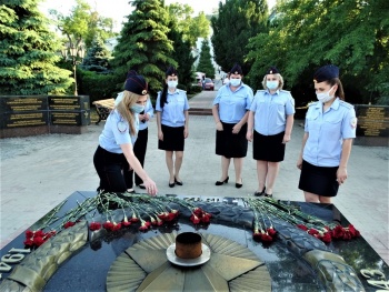 Новости » Общество: «Свечи памяти» зажгли полицейские в Керчи