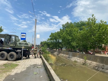 Новости » Общество: В Керчи продолжают чистить речку Мелек-Чесме