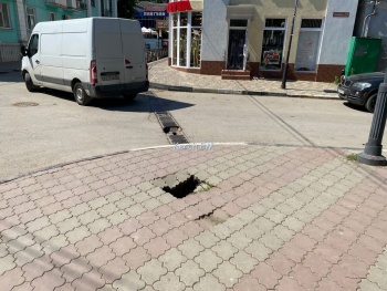 Новости » Общество: На ул. Дубинина в Керчи провалилась часть тротуара